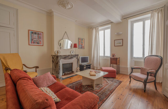 Proche de Castelmoron sur Lot, au coeur d'une bastide du XIII° siècle, superbe maison bourgeoise d'environ 329 m² avec cour intérieure et piscine.. Si vous êtes sensibles au charme des vieilles pierres, à la hauteur sous plafond, aux grands volumes, aux r — photo 4