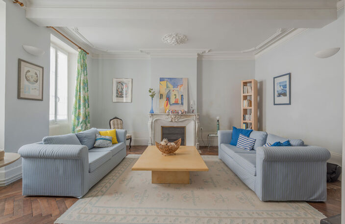 Proche de Castelmoron sur Lot, au coeur d'une bastide du XIII° siècle, superbe maison bourgeoise d'environ 329 m² avec cour intérieure et piscine.. Si vous êtes sensibles au charme des vieilles pierres, à la hauteur sous plafond, aux grands volumes, aux r — photo 5
