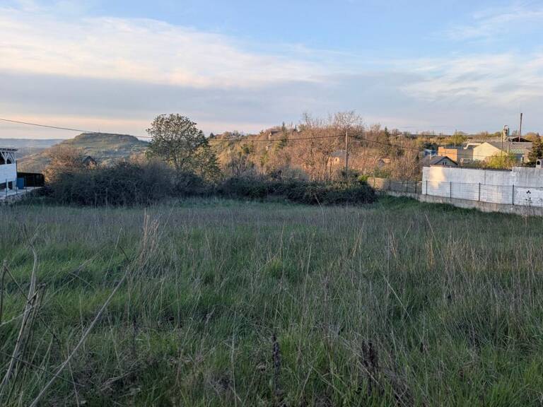 NUCES: A 12min de RODEZ, terrain constructible — photo 1