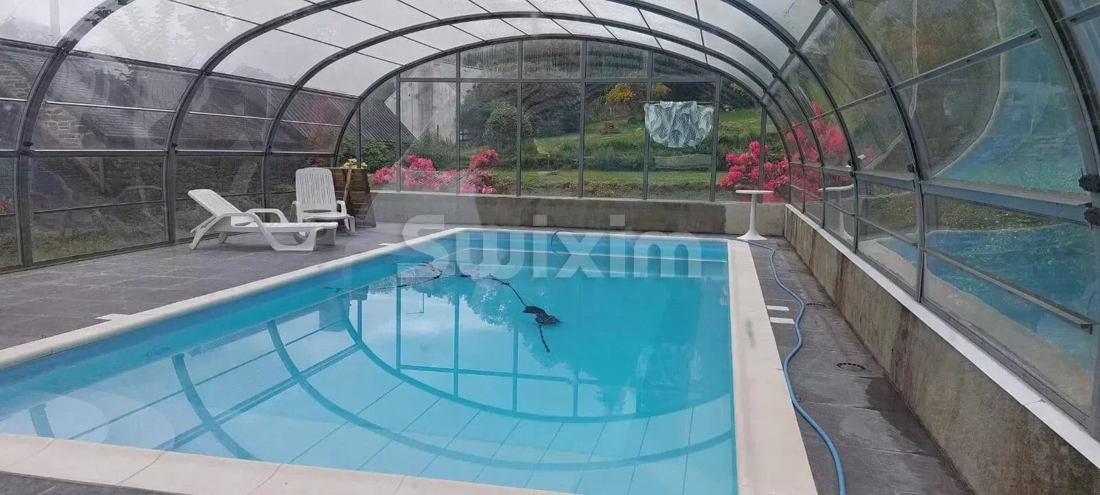 Belle maison typique en Bretagne , avec piscine couverte, dépend