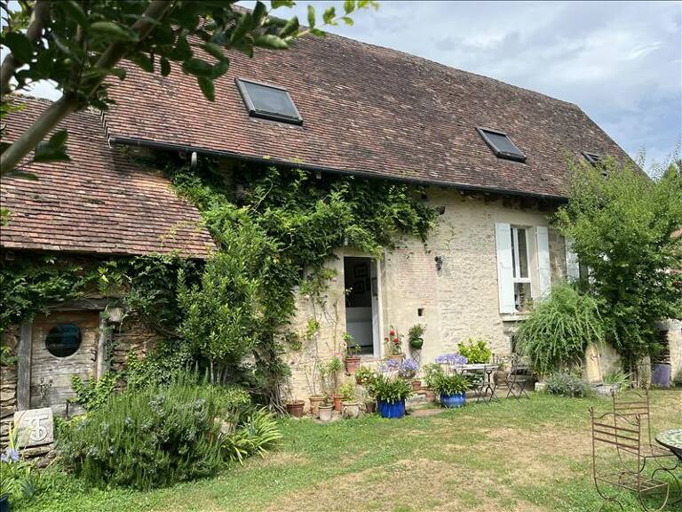 Maison en pierre de 4 pièces principales — photo 1