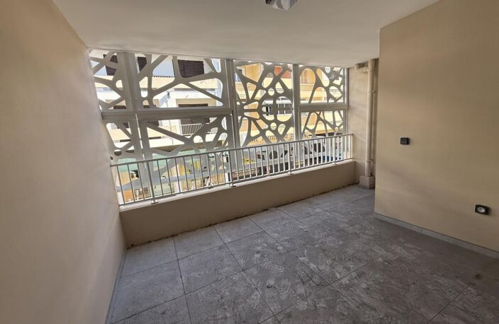F3 de 67  m2 et terrasse 19 m2 en centre ville Saint Denis — photo 2