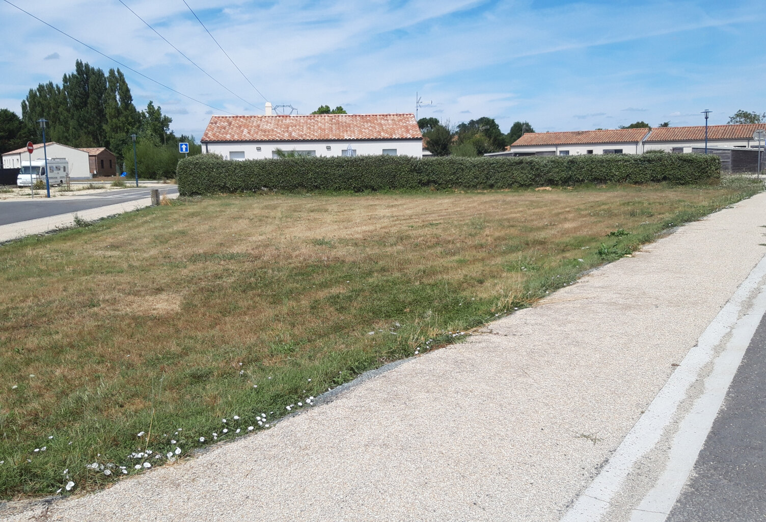 TERRAIN A PROXIMITE DES COMMERCES ET ECOLES — photo 1