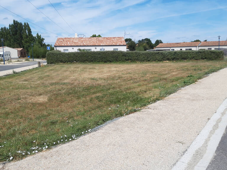 TERRAIN A PROXIMITE DES COMMERCES ET ECOLES — photo 1