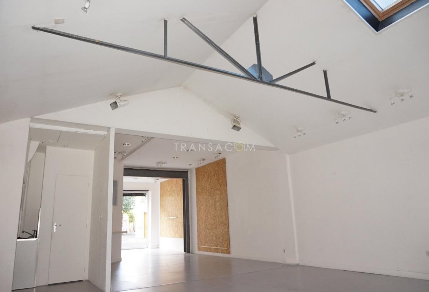 Local commercial — photo 1