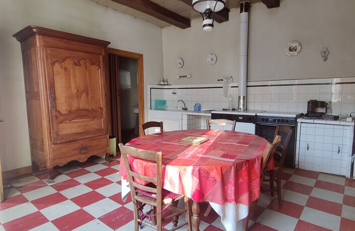 Maison Charentaise à rénover au coeur d'un village offrant de... — photo 4