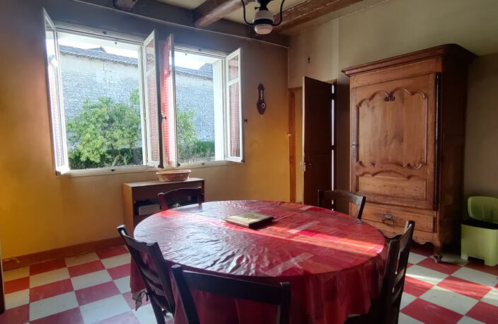 Maison Charentaise à rénover au coeur d'un village offrant de... — photo 5