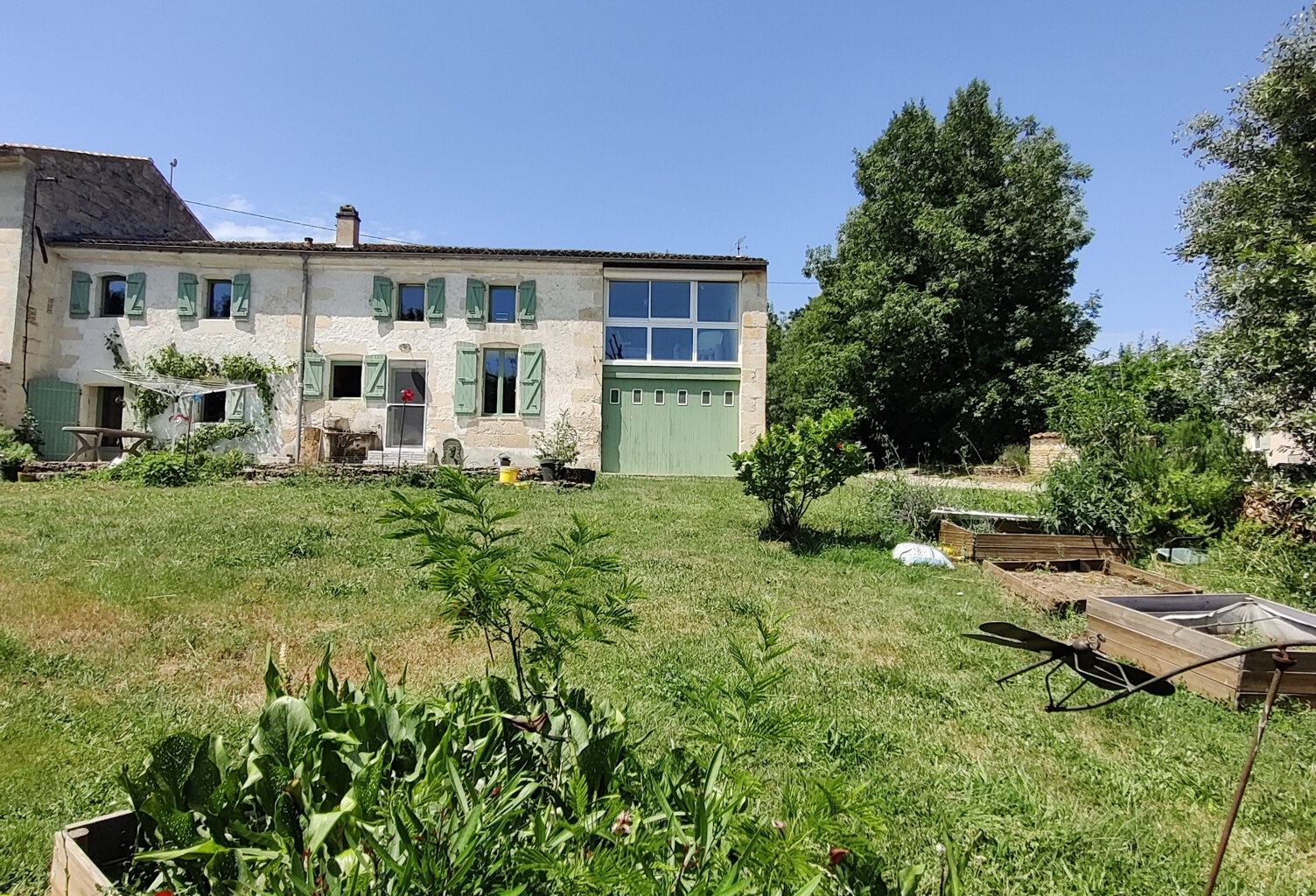 A VENDRE MAISON CHARENTAISE A PROXIMITE DE SAINTES 5 CHAMBRES. — photo 1