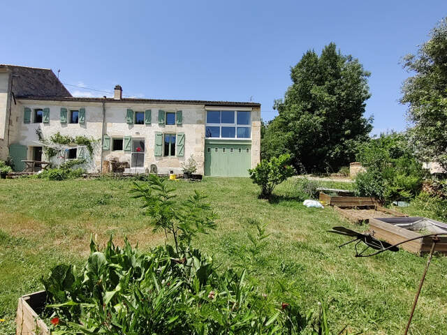 A VENDRE MAISON CHARENTAISE A PROXIMITE DE SAINTES 5 CHAMBRES. — photo du bien