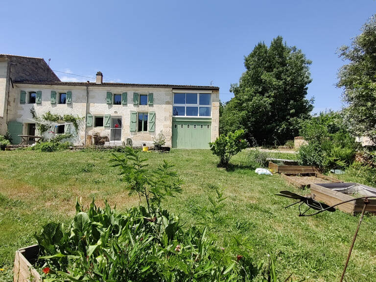 A VENDRE MAISON CHARENTAISE A PROXIMITE DE SAINTES 5 CHAMBRES. — photo 1