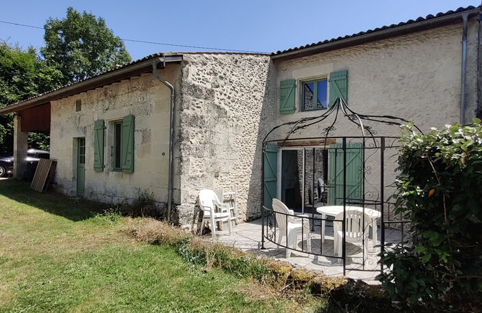 A VENDRE MAISON CHARENTAISE A PROXIMITE DE SAINTES 5 CHAMBRES. — photo 2