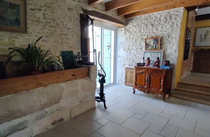 A VENDRE MAISON CHARENTAISE A PROXIMITE DE SAINTES 5 CHAMBRES. — photo 3