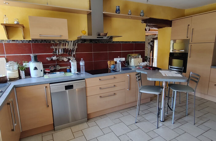 A VENDRE MAISON CHARENTAISE A PROXIMITE DE SAINTES 5 CHAMBRES. — photo 4