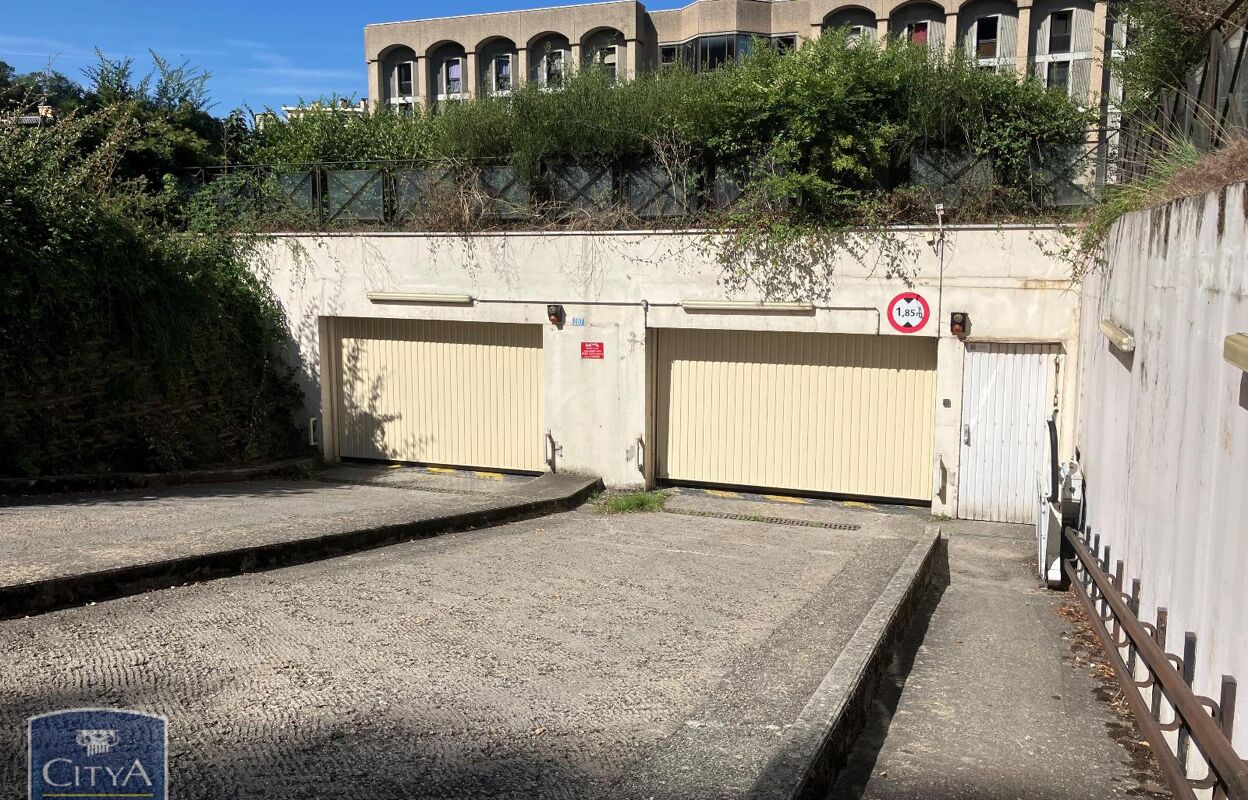 garage  pièces  m2 à louer à Chambéry (73000)