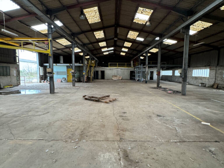À louer : Bâtiment industriel ou artisanal de 900m2 à Mourenx — photo 1