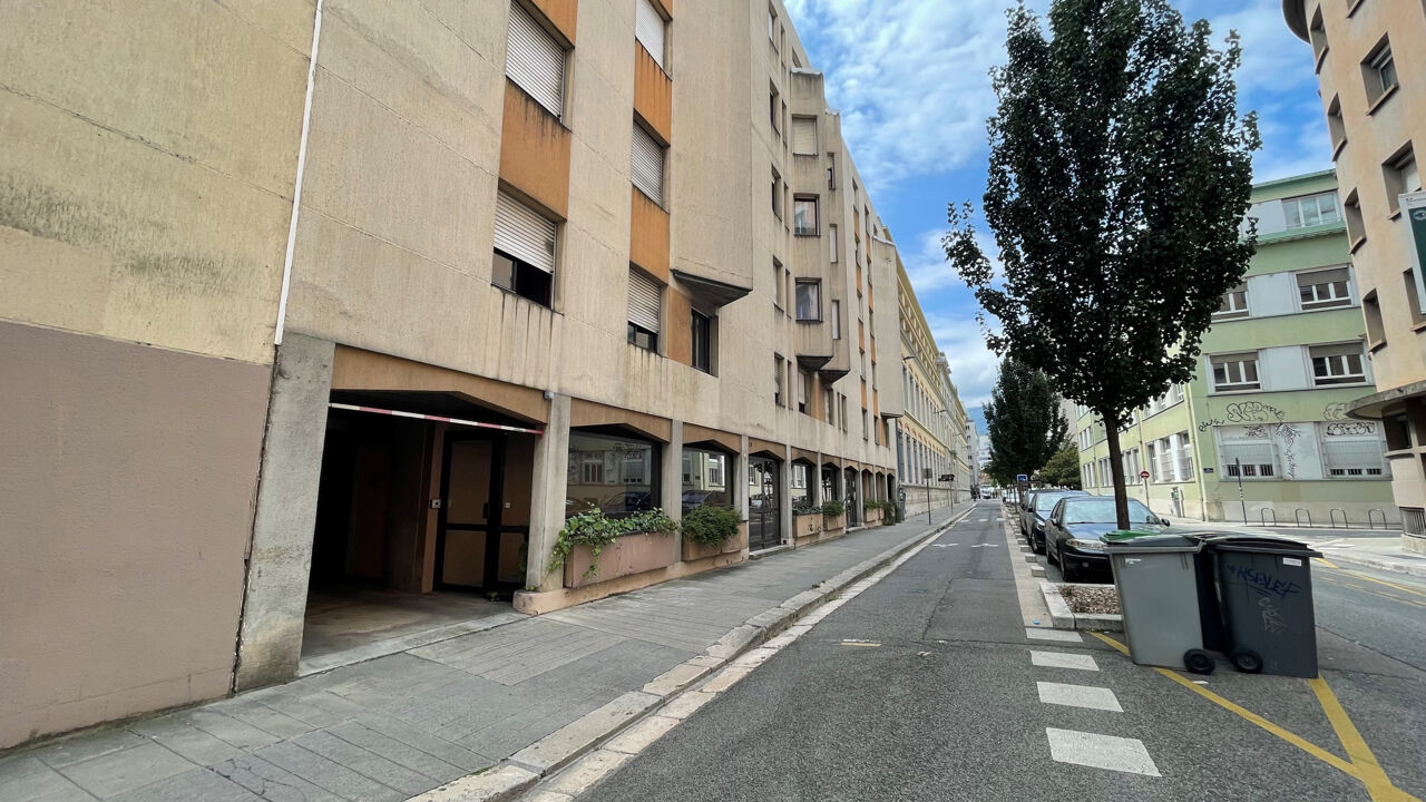 garage  pièces 15 m2 à louer à Grenoble (38000)