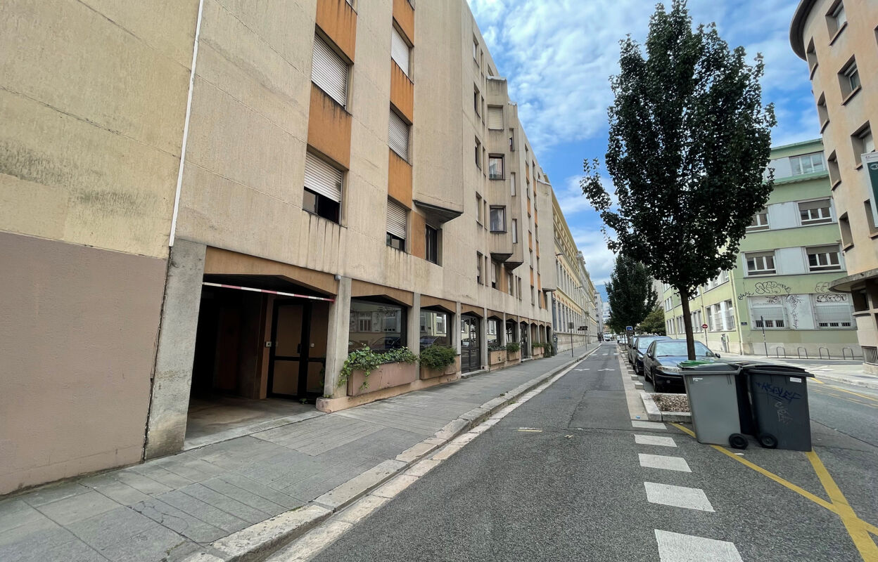 garage  pièces 15 m2 à louer à Grenoble (38000)