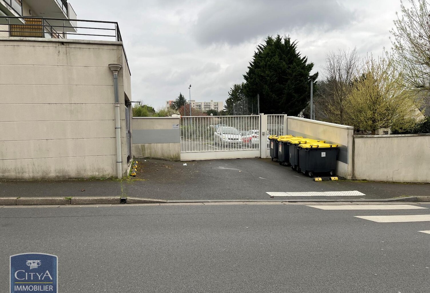 Location garage   à Joué-lès-Tours (37300) — photo 1