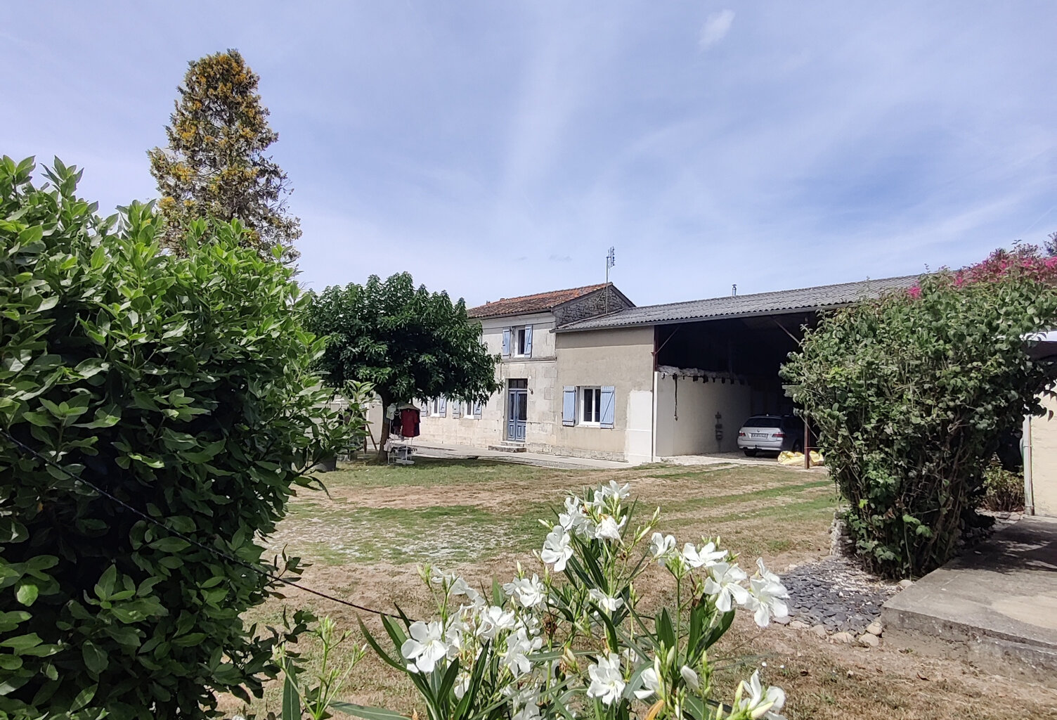 Maison charentaise avec dépendances — photo 1