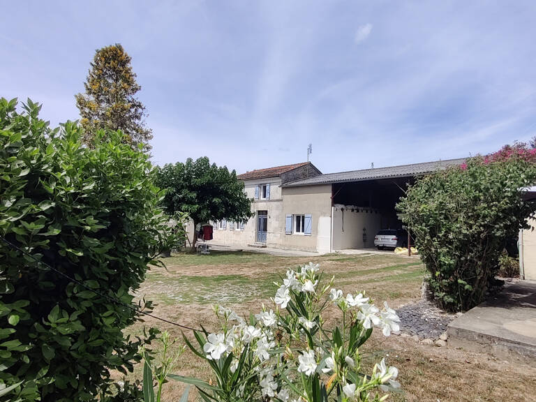 Maison charentaise avec dépendances — photo 1
