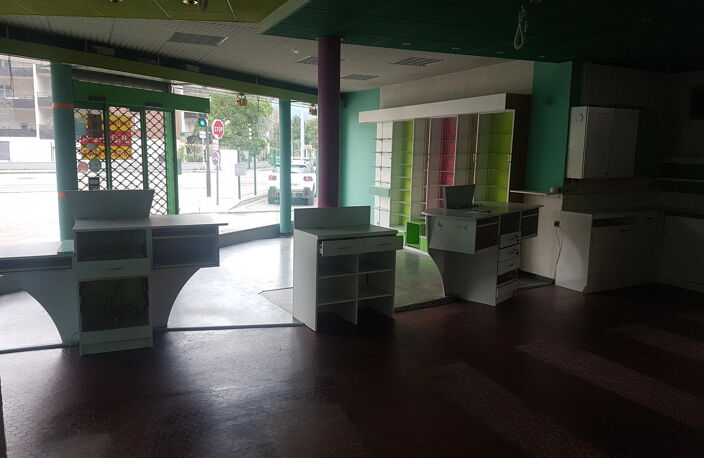 Location commerce  86 m² à Fontaine (38600) — photo 2