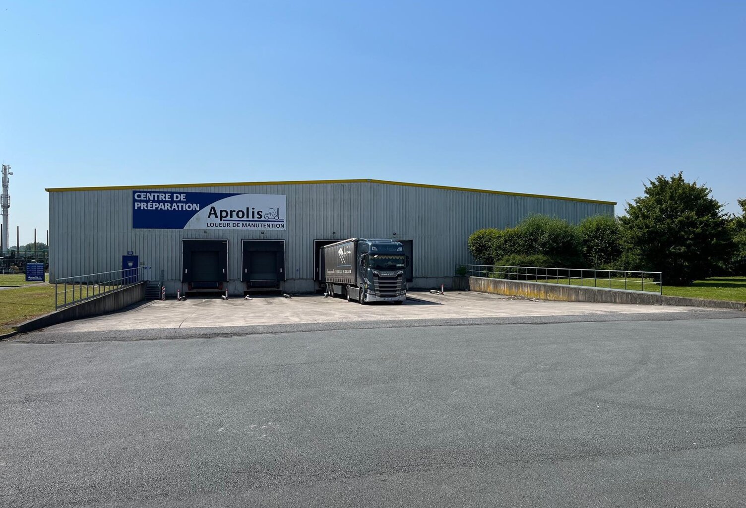 Entrepôt logistique avec 4 quais de déchargement — photo 1
