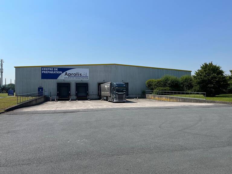 Entrepôt logistique avec 4 quais de déchargement — photo 1