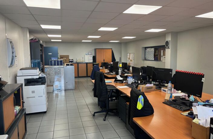 Entrepôt logistique avec 4 quais de déchargement — photo 2