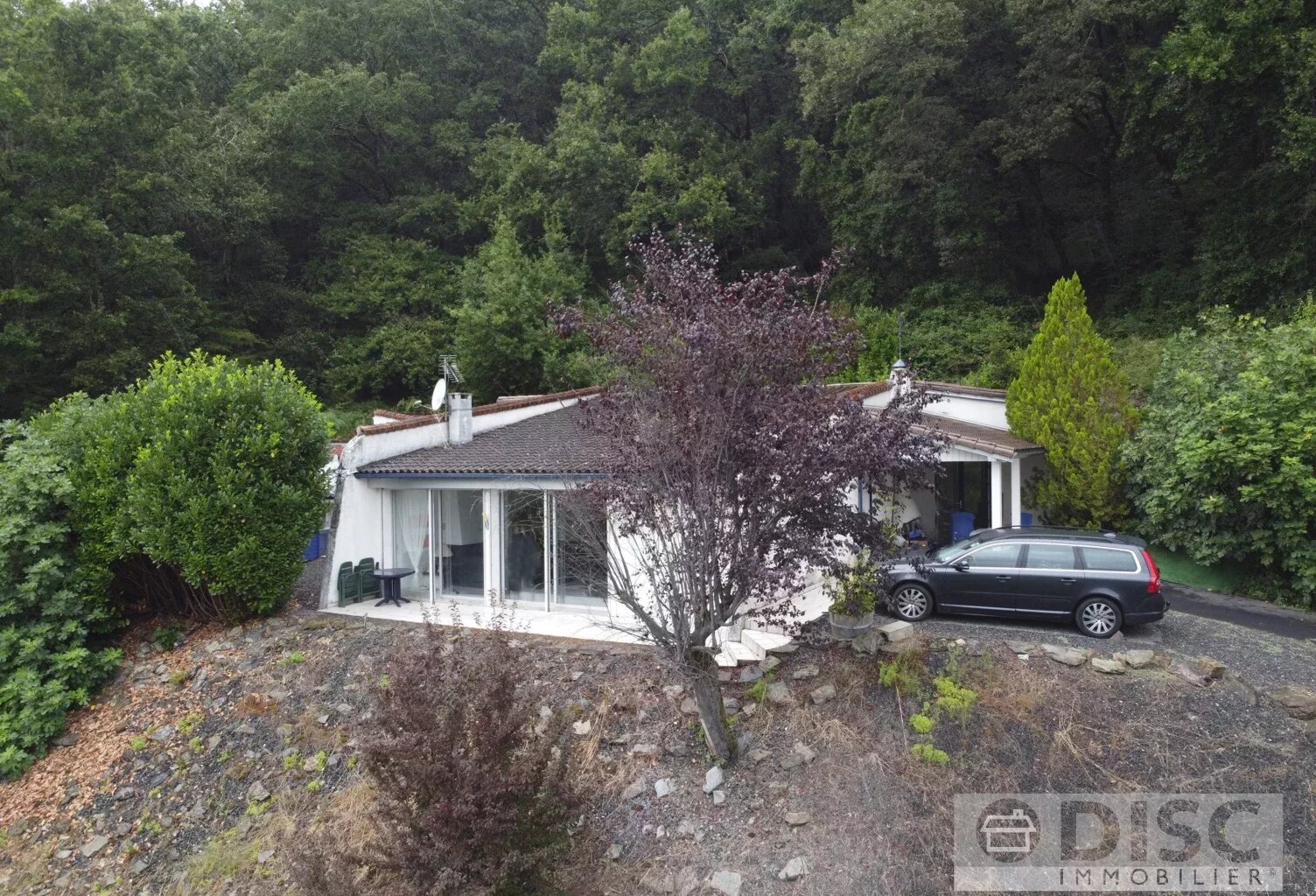Maison de plain-pied avec vue et parcelle en bordure de rivière. — photo 1