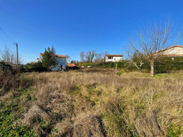 Terrain constructible 883m2 — photo du bien