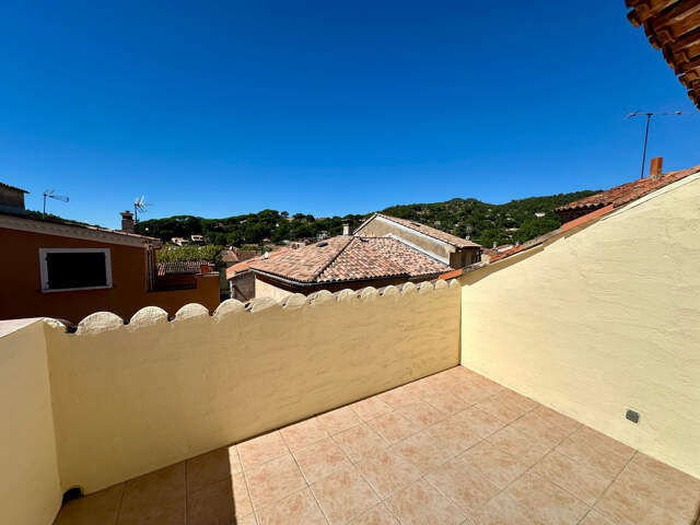 COLLOBRIERES MAISON DE VILLAGE TYPE 3 AVEC TERRASSE — photo du bien