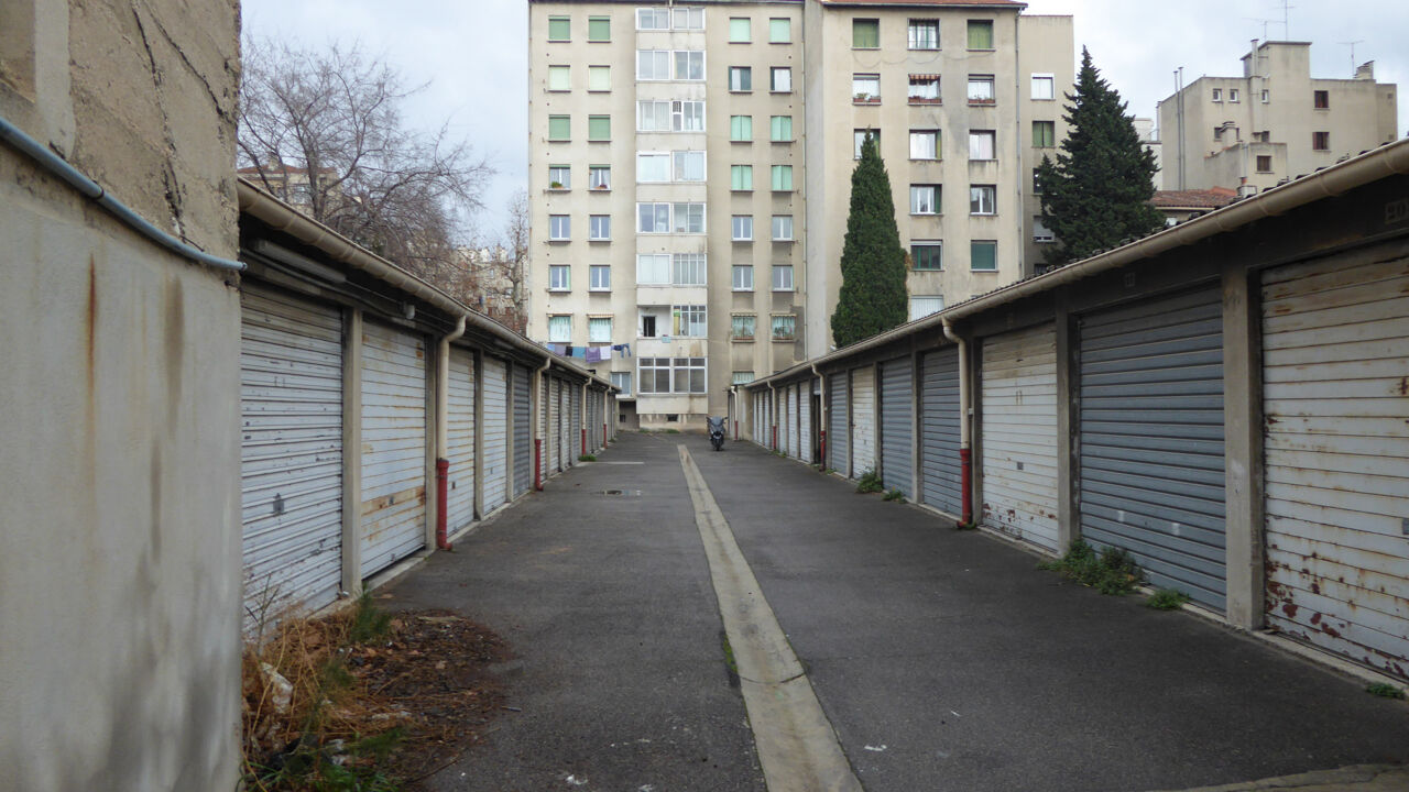 garage  pièces 14 m2 à louer à Marseille 5 (13005)