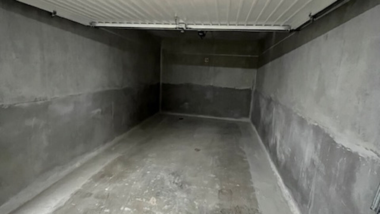 garage  pièces 13 m2 à louer à Marseille 8 (13008)