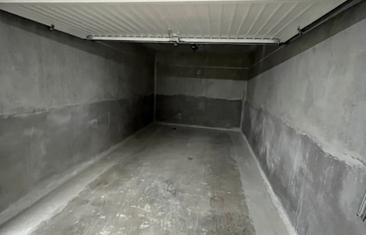 garage  pièces 13 m2 à louer à Marseille 8 (13008)