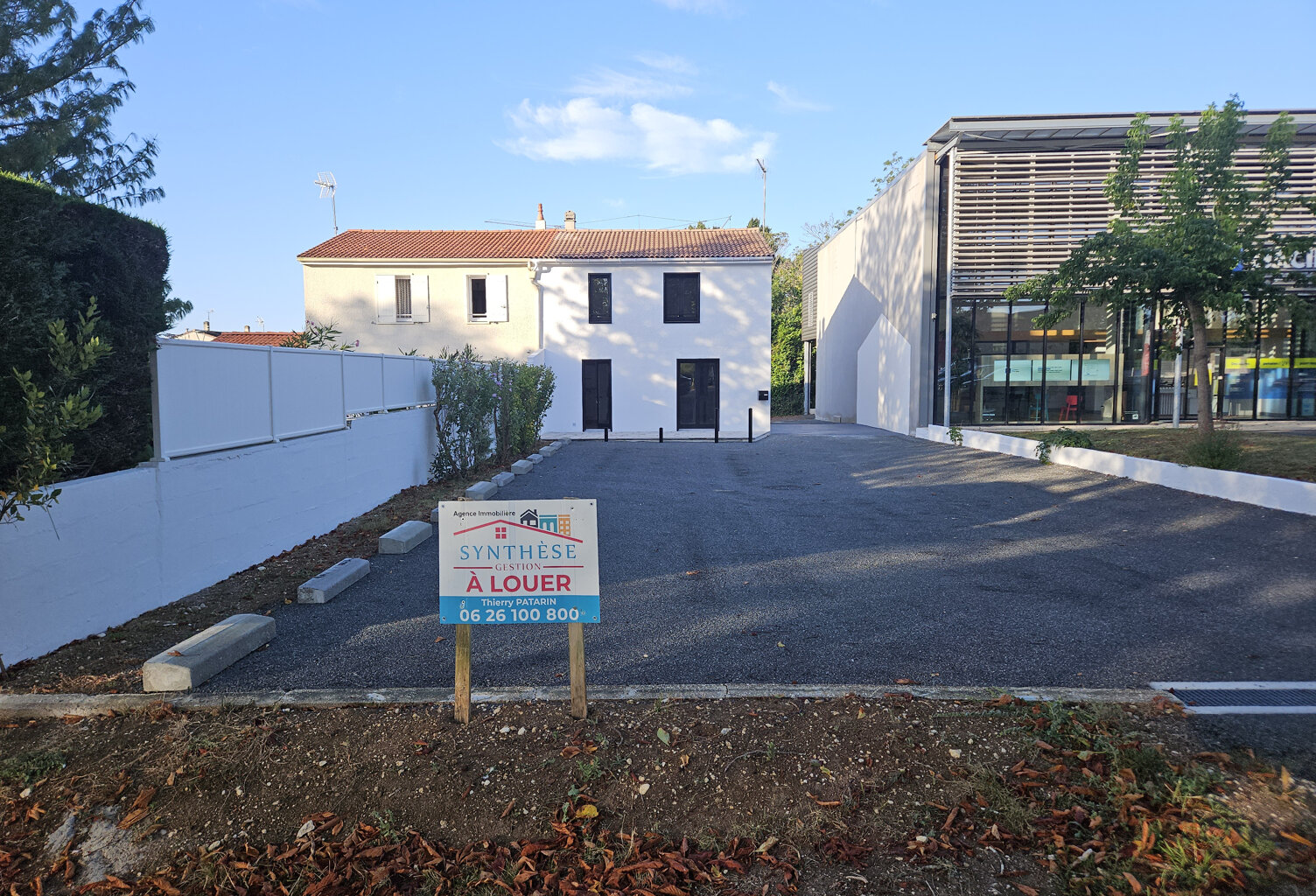 Location commerce 5 pièces 100 m² à Saintes (17100) — photo 1