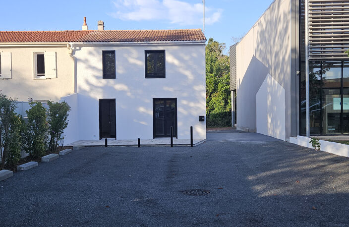 Location commerce 5 pièces 100 m² à Saintes (17100) — photo 2