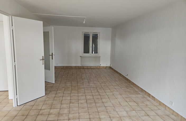 Location commerce 5 pièces 100 m² à Saintes (17100) — photo 3