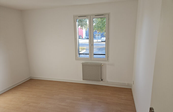 Location commerce 5 pièces 100 m² à Saintes (17100) — photo 4