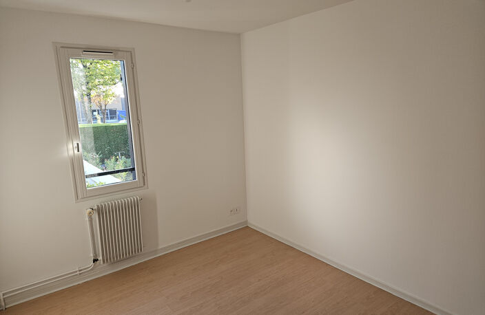 Location commerce 5 pièces 100 m² à Saintes (17100) — photo 5