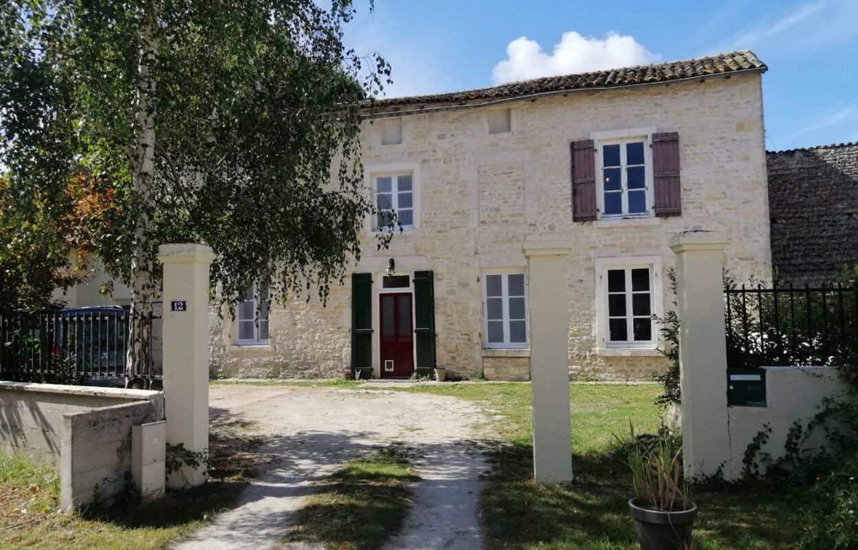 maison 9 pièces 205 m2 à vendre à Chef-Boutonne (79110)