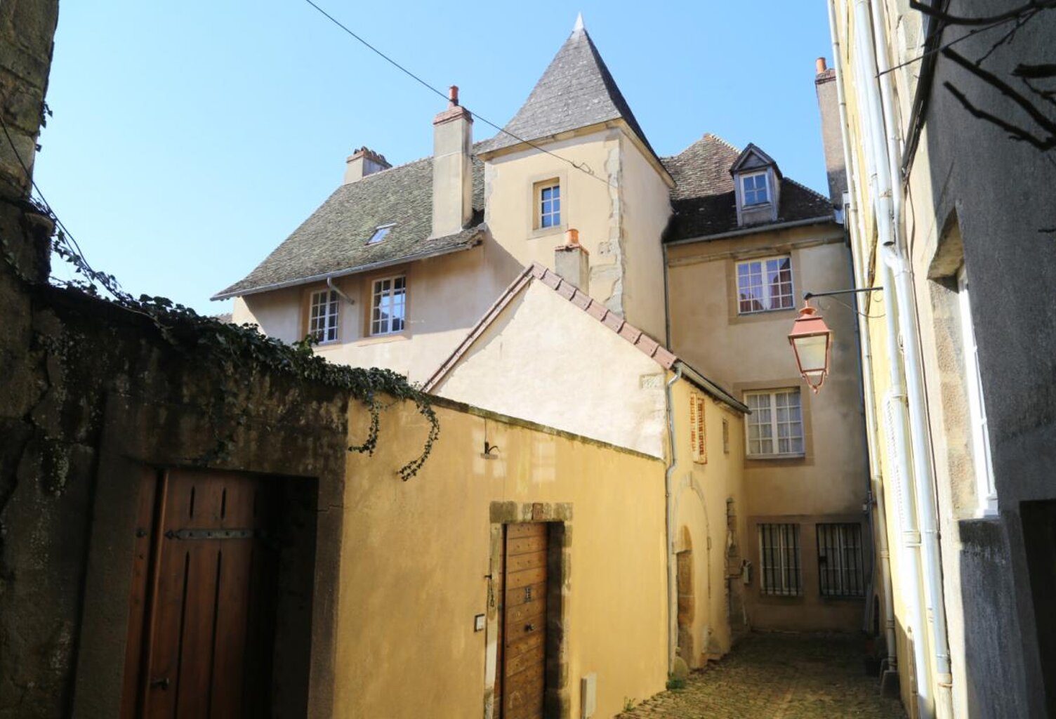 Maison sur trois niveaux dans le coeur historique avec vue sur le Morvan et jardin privatif — photo 1