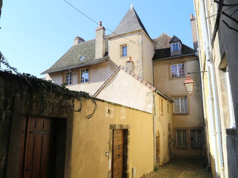 Maison sur trois niveaux dans le coeur historique avec vue sur le Morvan et jardin privatif — photo 1