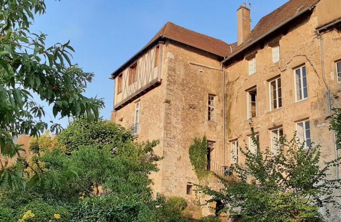 Maison sur trois niveaux dans le coeur historique avec vue sur le Morvan et jardin privatif — photo 2