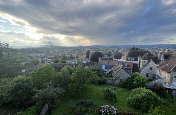 Maison sur trois niveaux dans le coeur historique avec vue sur le Morvan et jardin privatif — photo 4