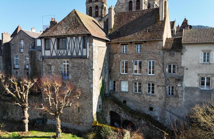 Maison sur trois niveaux dans le coeur historique avec vue sur le Morvan et jardin privatif — photo 5