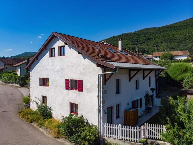 Corps de ferme T6 243m2 entièrement rénové sur son terrain de 870 m², dépendance — photo du bien