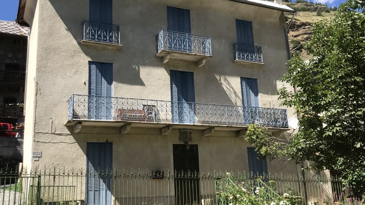 maison 8 pièces 160 m2 à vendre à Aiguilles (05470)