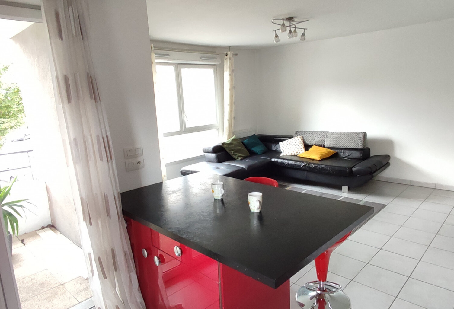 Très bon état, prox Tram D, accès PMR, petite terrasse — photo 1