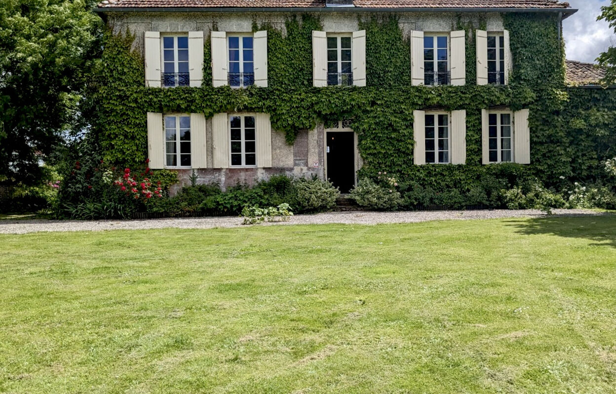 maison 10 pièces 350 m2 à vendre à Jonzac (17500)