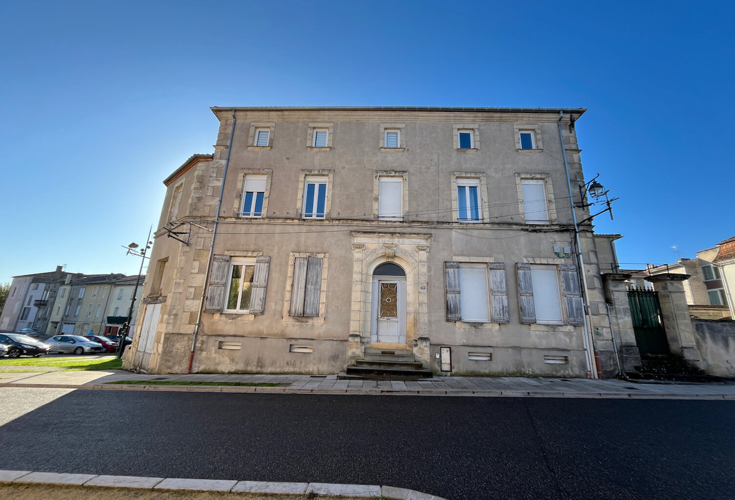 Sainte Livrade sur Lot, IMMEUBLE DE RAPPORT de 423 m2 habitables comprenant 7 lots d'habitation Rentabilité très bonne de 12,10 % avec 34 969  de loyers bruts annuels avec les 7 logements loués (actuellement 6 logements occupés/7) Les locataires en place — photo 1